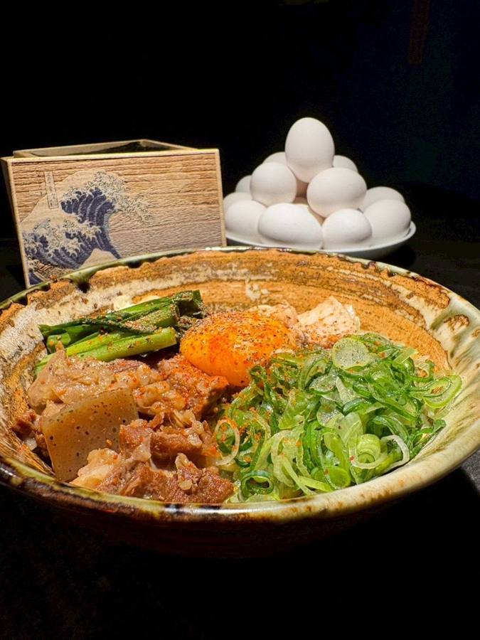 まぜそばと卓上の卵